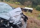Caminhão-baú cai em ribanceira após bater em outros três veículos na BR 267 carro e caminhão-baú envolvidos em acidente na BR 267 em Bandeira do Sul