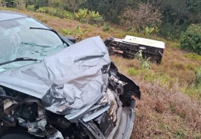 Caminhão-baú cai em ribanceira após bater em outros três veículos na BR 267 carro e caminhão-baú envolvidos em acidente na BR 267 em Bandeira do Sul
