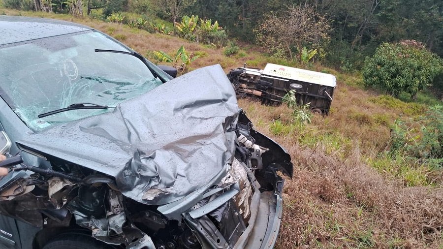 carro e caminhão-baú envolvidos em acidente na BR 267 em Bandeira do Sul