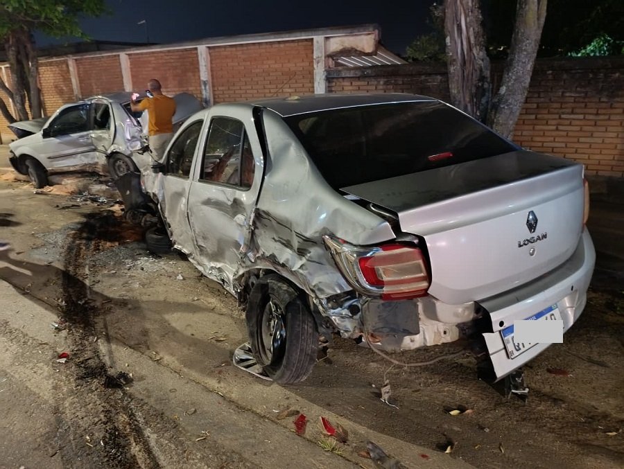 carros atingidos por um caminhão na avenida João Pinheiro