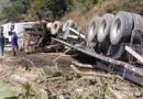 Motorista fica ferido em acidente com carreta na Serra do Selado carreta envolvida em acidente na Serra do Selado em Poços de Caldas