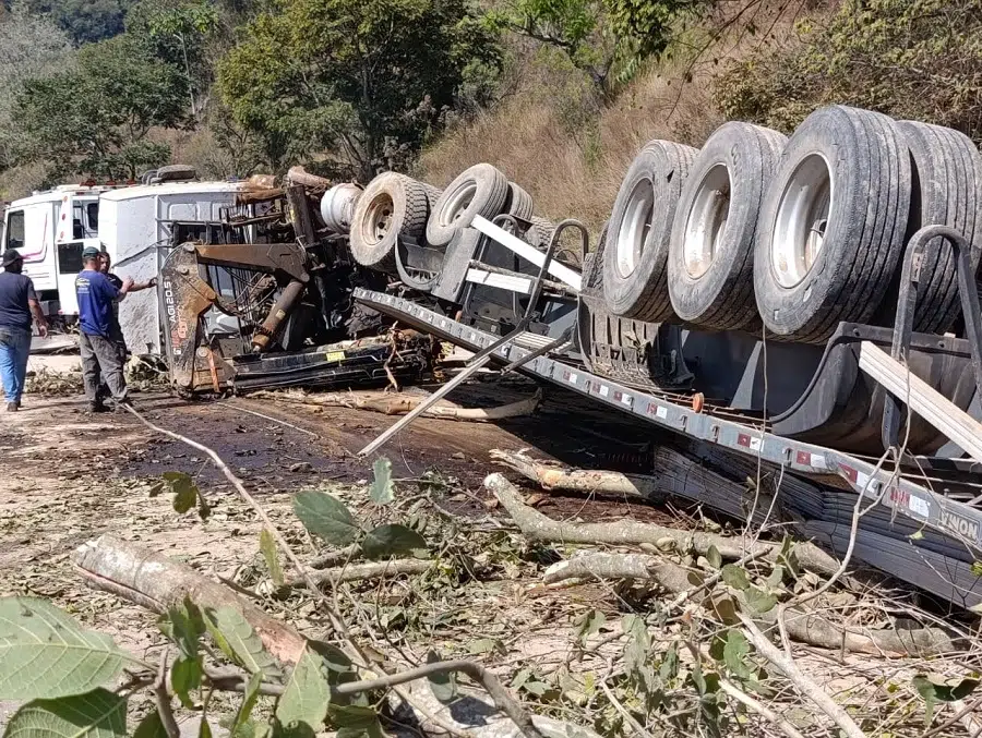 carreta envolvida em acidente na Serra do Selado em Poços de Caldas