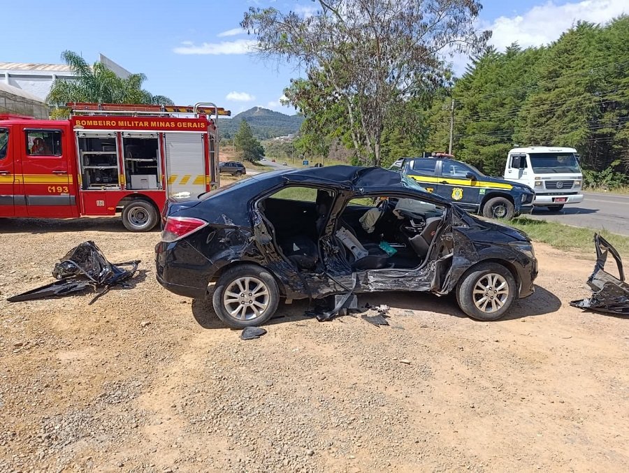 carro envolvido em acidente fatal na br 267 em Poços de Caldas