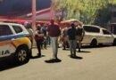 Motociclista morre após moto ser atingida por motorista embriagado equipes da PM e da funerária municipal na remoção do corpo de um motociclista, vítima de acidente fatal
