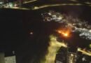 Bombeiros combatem incêndio em vegetação próximo a condomínio incêndio em vegetação