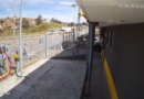 Criança atacada por cão é socorrida por policiais rodoviários familiares de criança atacada por cão chegando a base da pmrv