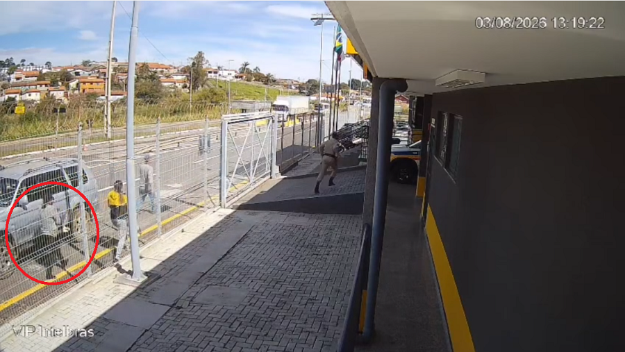 familiares de criança atacada por cão chegando a base da pmrv