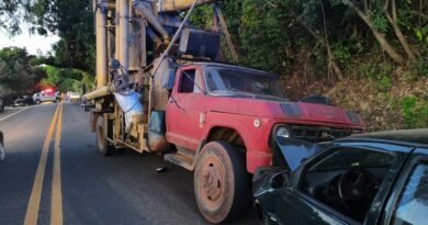 Pneu de caminhão estoura e provoca acidente na MG 455 caminhão envolvido em acidente na MG 455