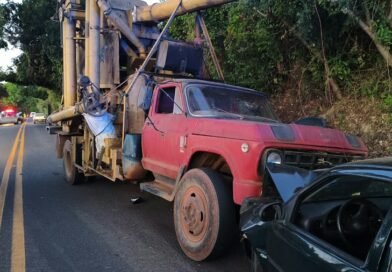 Pneu de caminhão estoura e provoca acidente na MG 455 caminhão envolvido em acidente na MG 455