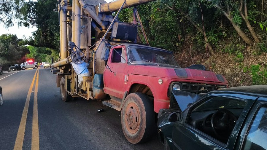 caminhão envolvido em acidente na MG 455