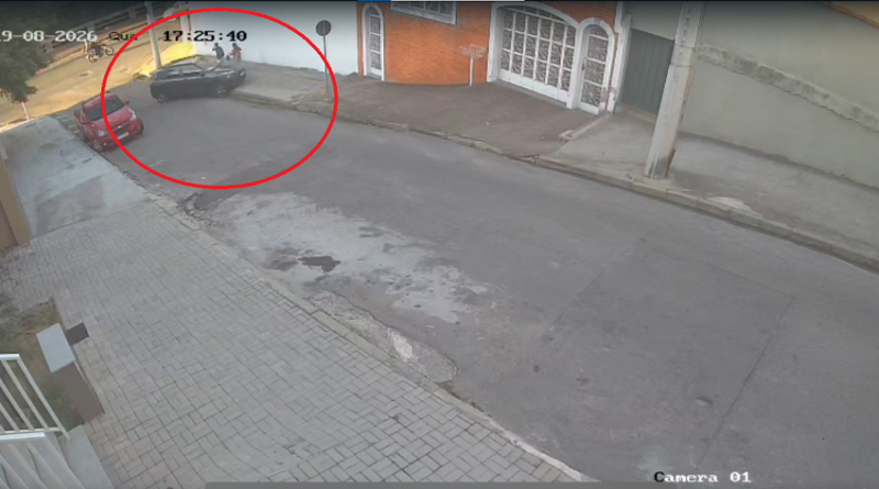 Livramento: Mulher e crianças quase são atropeladas por carro na calçada carro desgovernado
