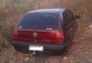 Carro furtado é abandonado por ladrões após levarem as rodas e bateria do veiculo carro furtado