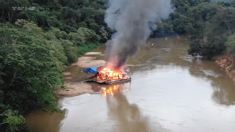 draga destruída durante operação contra o garimpo ilegal no Rio Verde