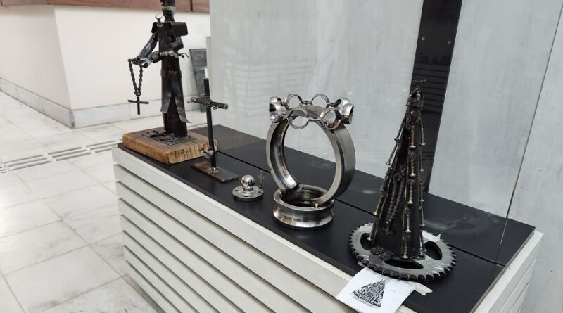 Exposição “O Silêncio da Sucata” reúne esculturas produzidas com materiais descartado esculturas realizadas com peças de metal