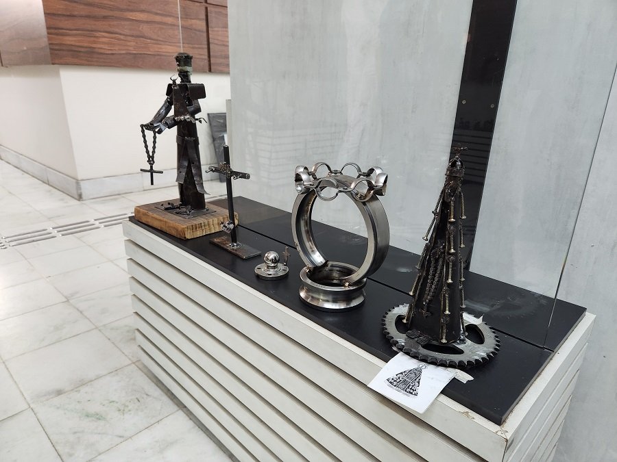 esculturas realizadas com peças de metal