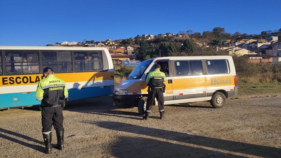 agentes de trânsito durante fiscalização de vans escolares