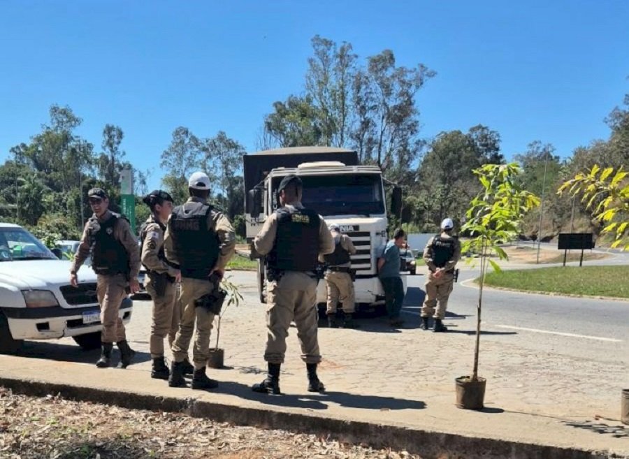 policiais militares e carreta apreendida