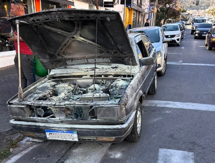 carro incendiado no centro de Poços de Caldas