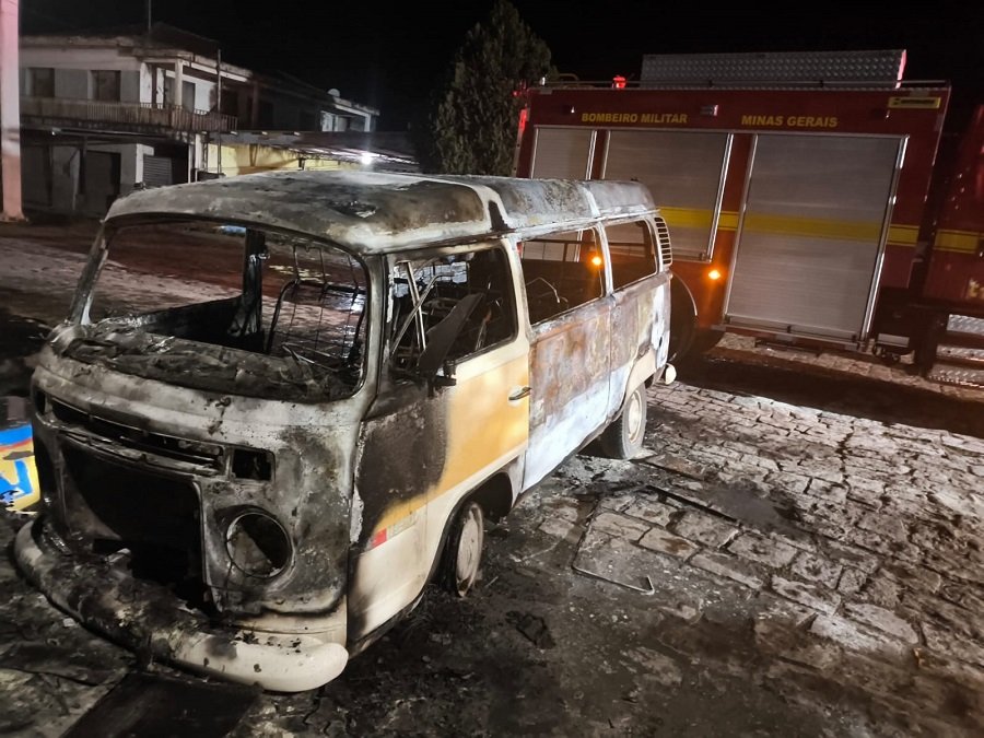 kombi incendiada em Campestre
