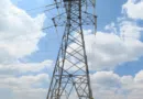 Interrupção não programada deixa centro e bairros de Poços sem energia elétrica torre de transmissão de energia