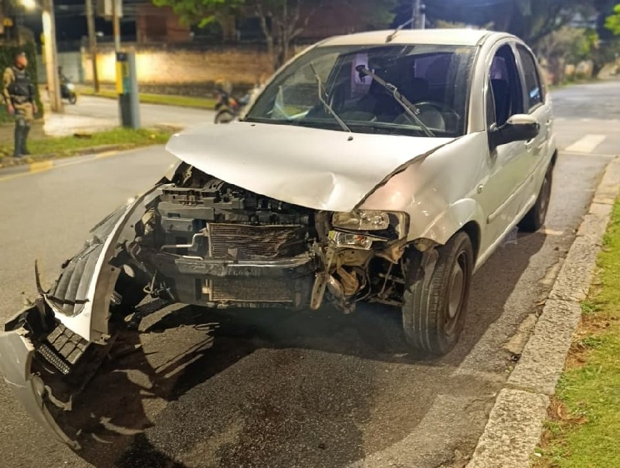 carro conduzido por motorista embriagado