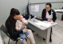 Mais Saúde: Agosto terá nova etapa da Campanha de Multivacinação em Poços de Caldas mãe com bebê no colo na sala de vacina