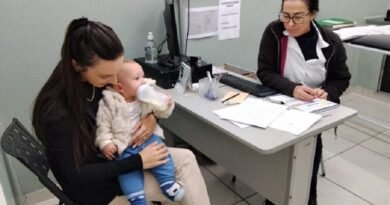 Mais Saúde: Agosto terá nova etapa da Campanha de Multivacinação em Poços de Caldas mãe com bebê no colo na sala de vacina