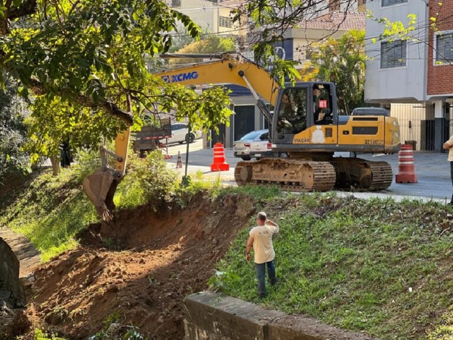 máquina durante obra de contenção na avenida Santo Antônio