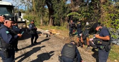 Suspeitos de furtar fiação elétrica em praças são presos durante operação da GCM guardas civis municipais durante abordagem em operação