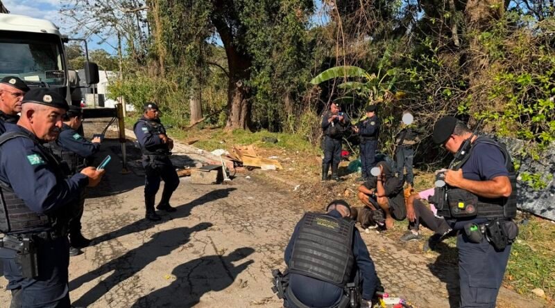 Suspeitos de furtar fiação elétrica em praças são presos durante operação da GCM guardas civis municipais durante abordagem em operação