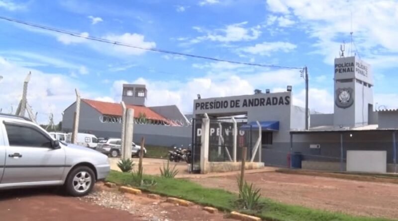 Carros de detentos sob custódia no presídio de Andradas são alvos de vandalismo fachada presidio de Andradas
