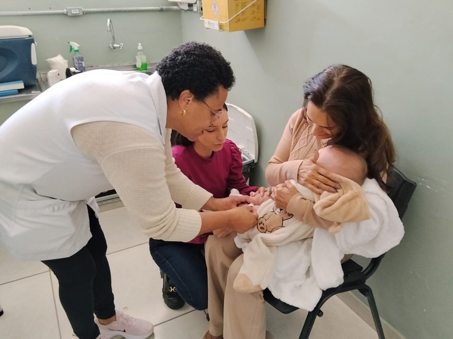 Criança sendo vacinada durante campanha de vacinação