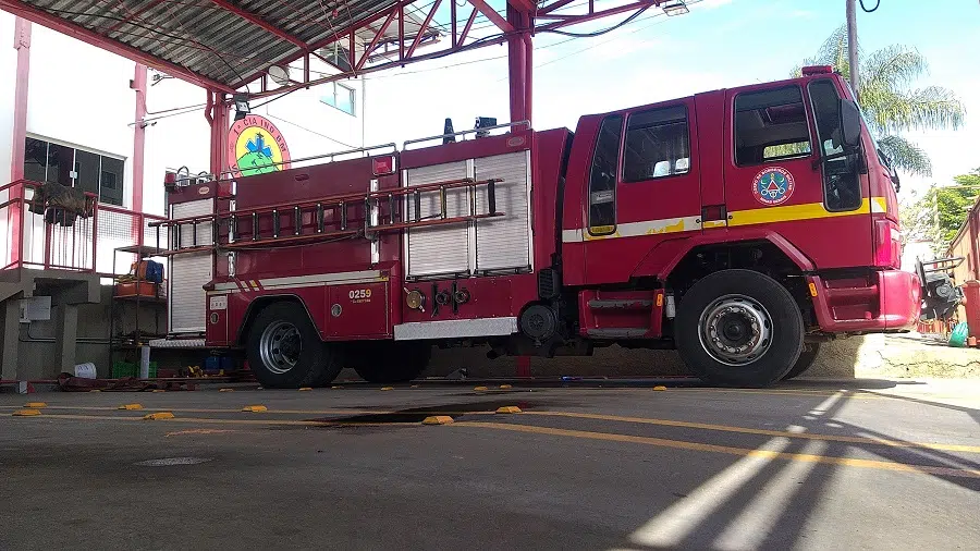 caminhão de combate a incêndio do Corpo de Bombeiros