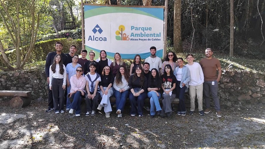 alunos da PUC durante visita à Alcoa