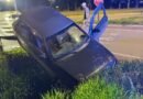 Motorista perde o controle da direção e vai parar em canaleta de água pluvial na Avenida Alcoa carro acidentado na avenida alcoa
