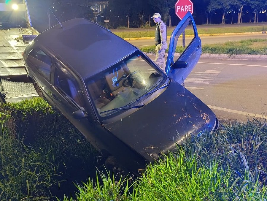 carro acidentado na avenida alcoa