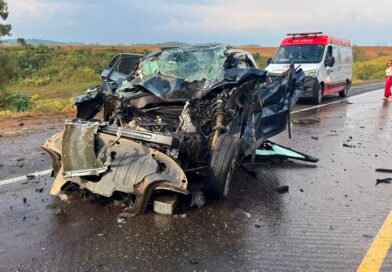 Acidente na BR 146 causa a morte de três pessoas carro acidentado na BR 146 em Guaxupé