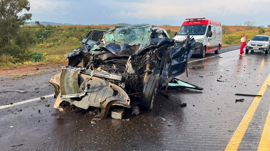 carro acidentado na BR 146 em Guaxupé