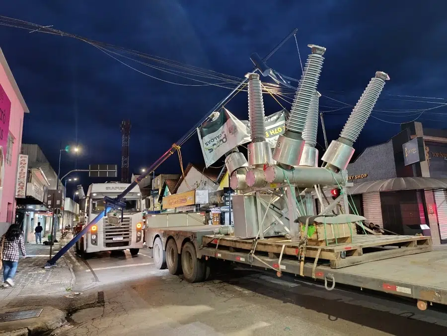 reator que arrastou postes no centro de Poços de Caldas