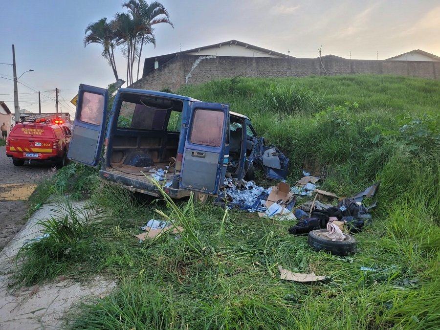 van que transportava trabalhadores envolvida em acidente