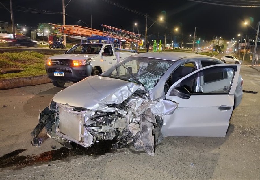 carro envolvido em acidente na avenida alcoa