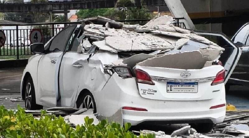 Estrutura cede e atinge carro em estacionamento de shopping em Poços de Caldas carro atingido por estrutura no shopping de poços de caldas