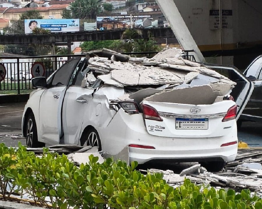 carro atingido por estrutura no shopping de poços de caldas