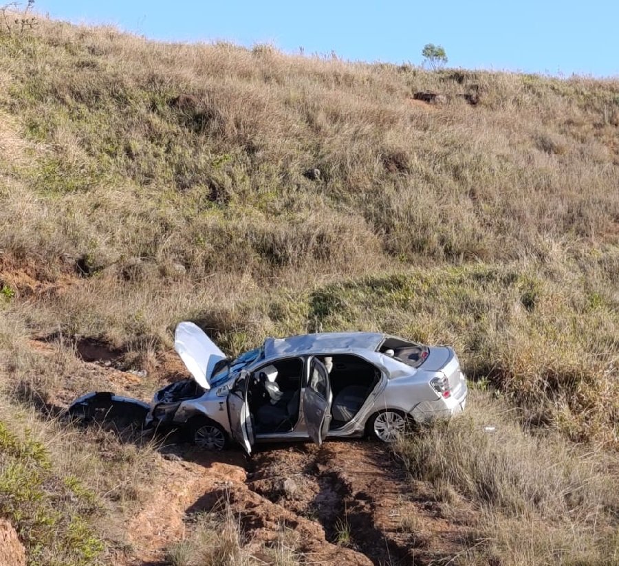 carro capotado em ribanceira em loteamento