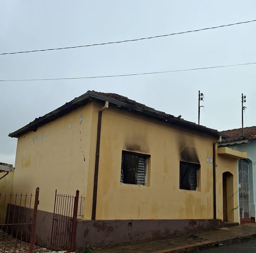 casa incendiada em Caldas
