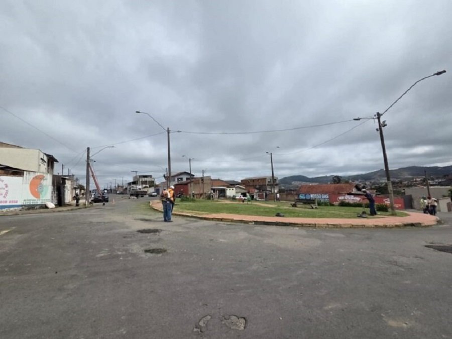 servidores trabalhando na limpeza na zona sul