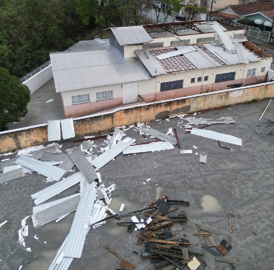 destelhamento no CEI Emanoel Alfaya
