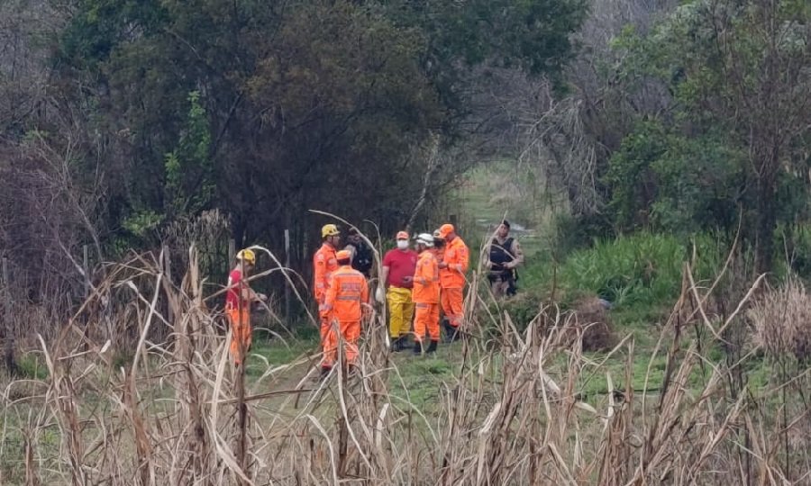 bombeiros e policiais durante localização de corpo em córrego na zona sul