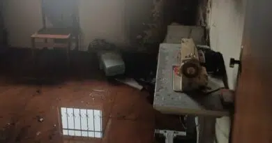 Bombeiros combatem incêndio em residência na Vila Togni cômodo de casa após incendio