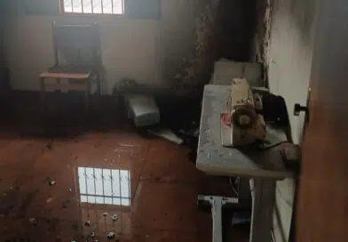 Bombeiros combatem incêndio em residência na Vila Togni cômodo de casa após incendio